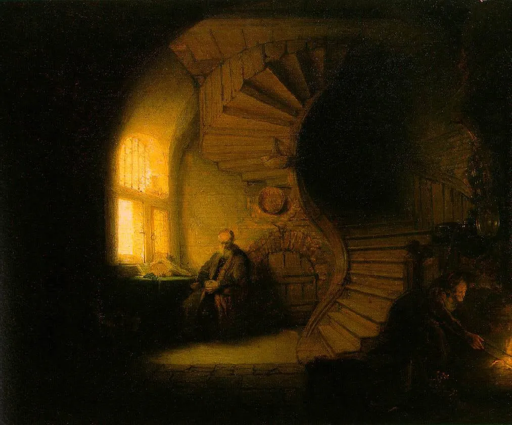 Interior escuro com escada em espiral; um velho sentado medita junto a uma janela iluminada.