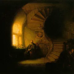 Interior escuro com escada em espiral; um velho sentado medita junto a uma janela iluminada.